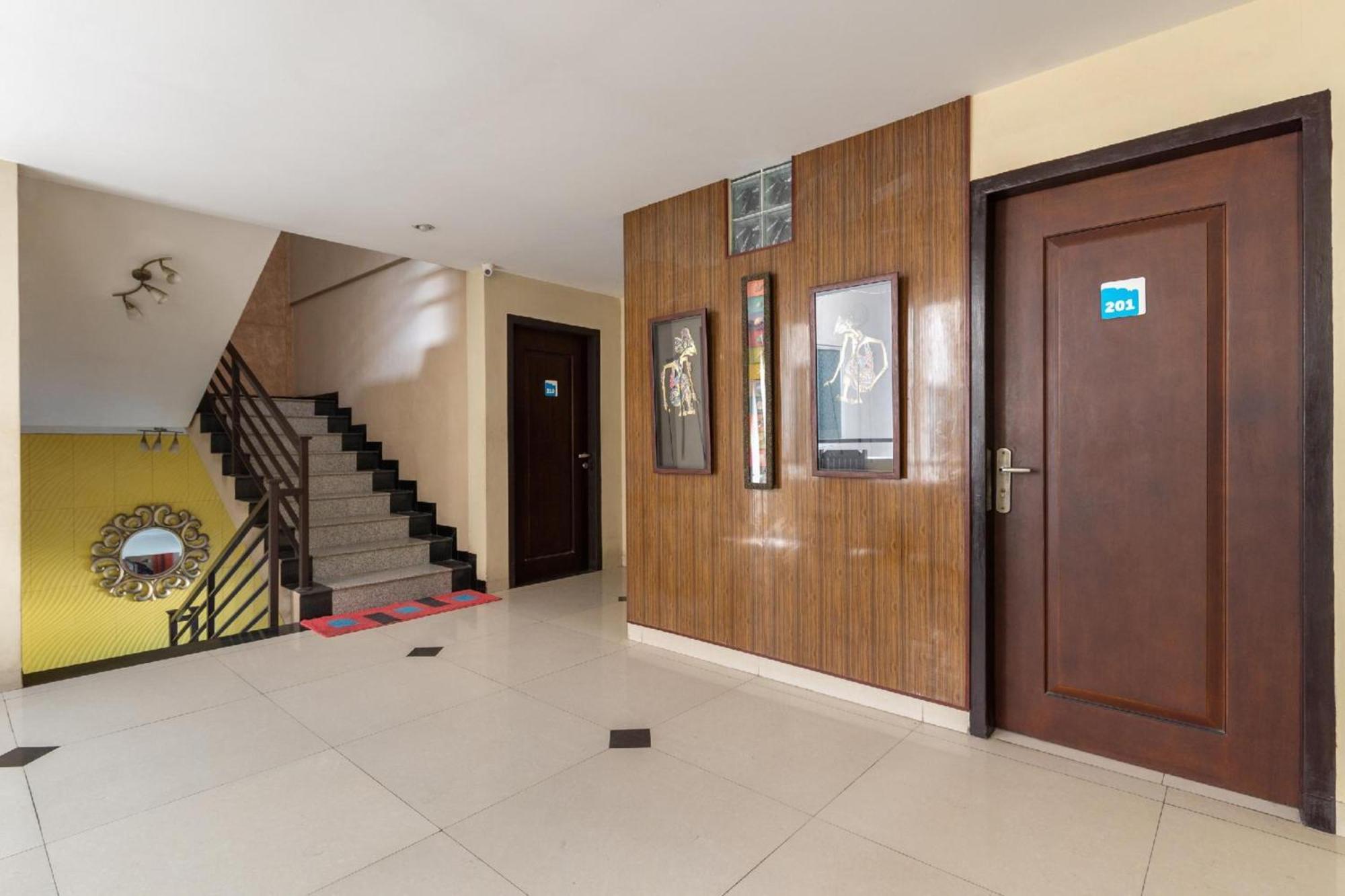 Hotel O Surabaya City Center Near Wonokromo Station Exterior photo